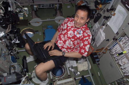 Ed Lu on the ISS with laptop